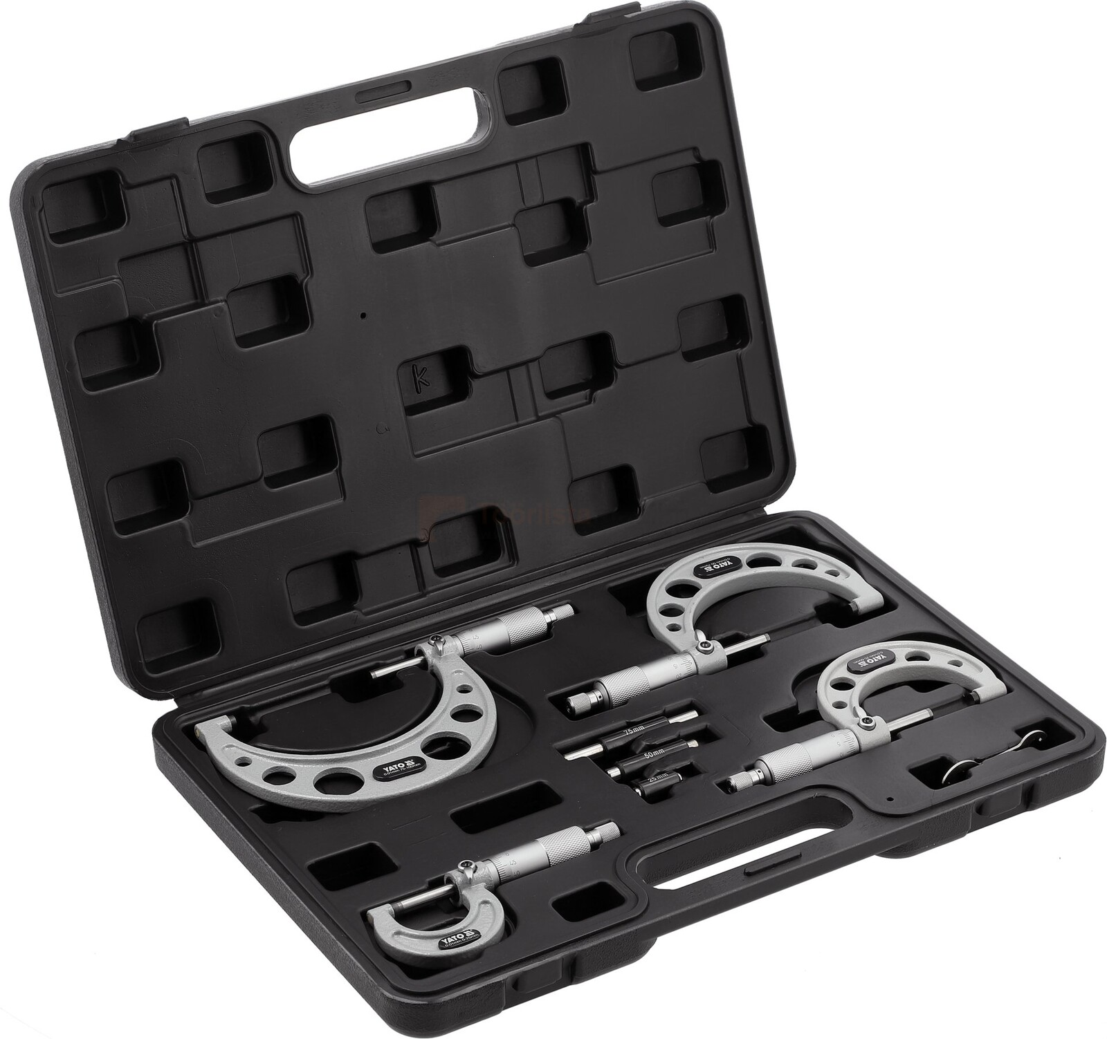 Pildil on avatud mustas kohvris YATO mikromeetrite komplekt, mis sisaldab nelja erineva suurusega mikromeetrit.